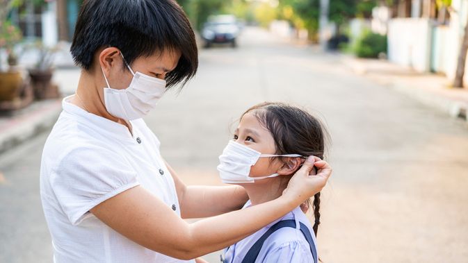 ibu dan anak pakai masker